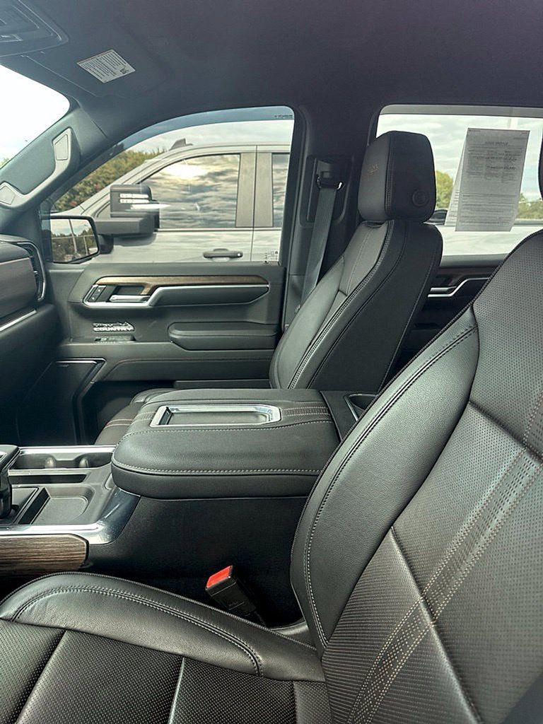 Used 2022 Chevrolet Silverado 1500 High Country w/ Technology Package AWD/4WD image 9