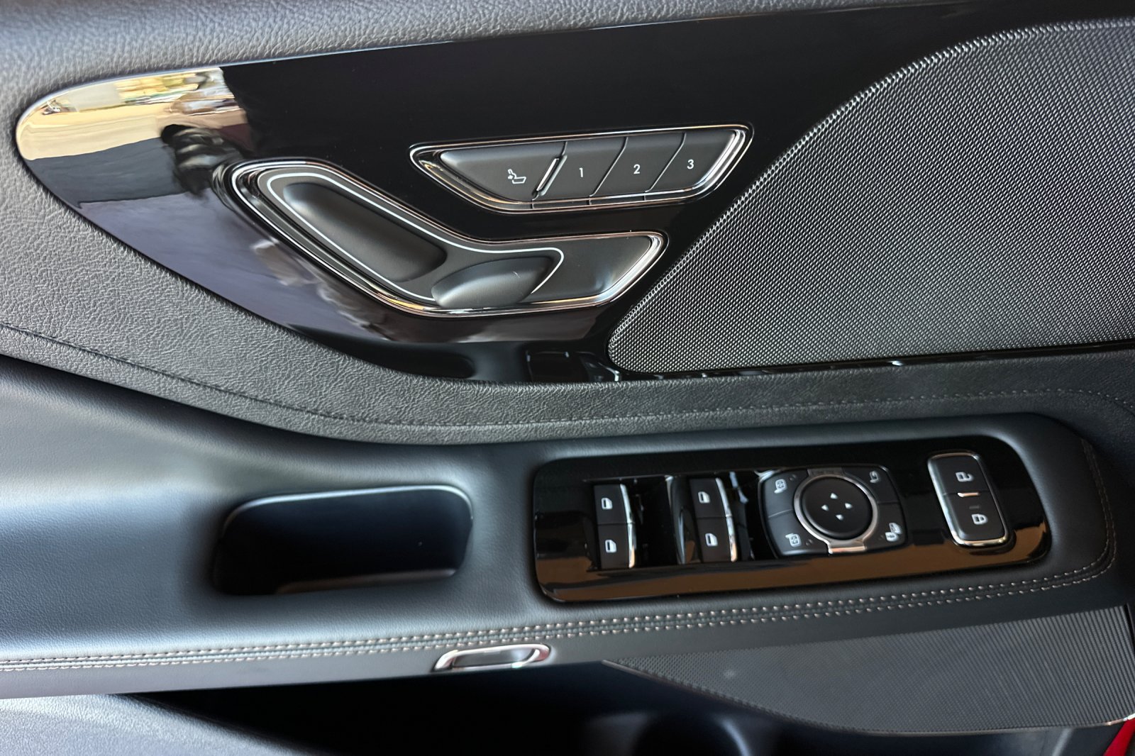New 2026 Lincoln Aviator 2WD w/ Jet Appearance Package image 10