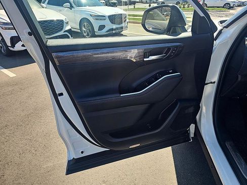 Used 2023 Toyota Highlander Platinum image 11