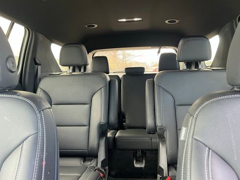 Used 2025 Chevrolet Traverse LT image 37