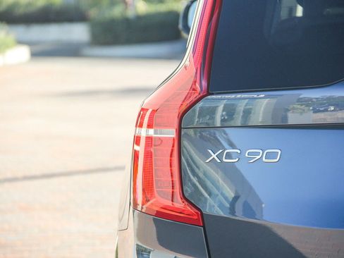 Used 2025 Volvo XC90 T8 Plus image 9