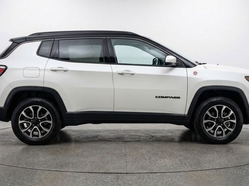 Used 2025 Jeep Compass Trailhawk image 11