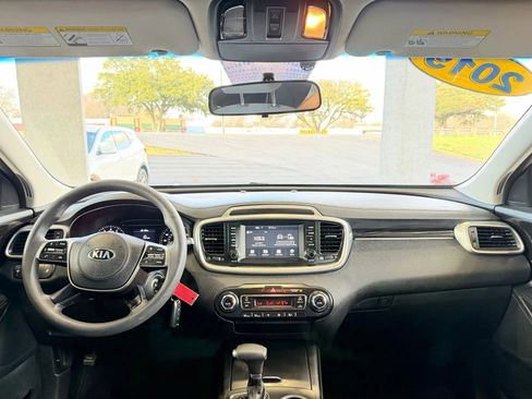 Used 2019 Kia Sorento LX image 9