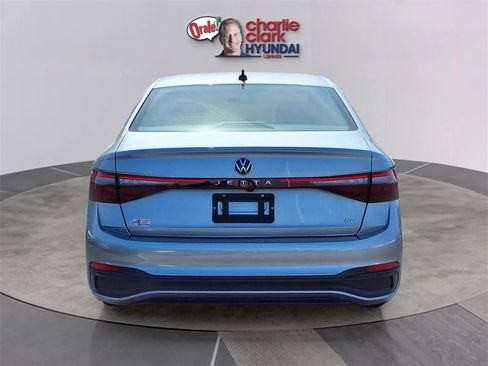 Used 2025 Volkswagen Jetta SE image 4