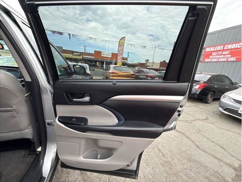 Used 2015 Toyota Highlander XLE FWD image 11