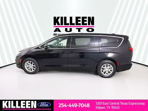 Used 2025 Chrysler Pacifica Select FWD image 4