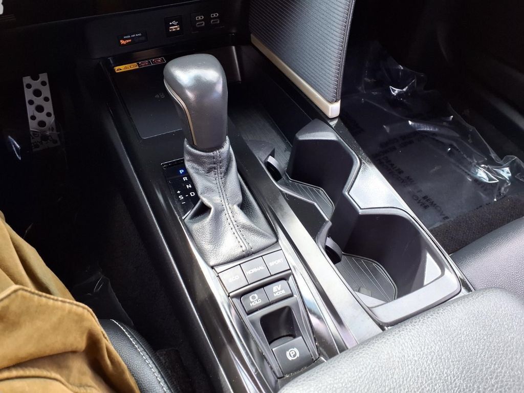 Used 2025 Toyota Camry SE FWD image 12