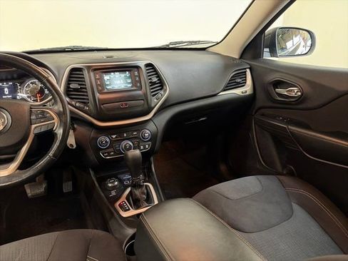 Used 2016 Jeep Cherokee Latitude w/ Cold Weather Group image 27