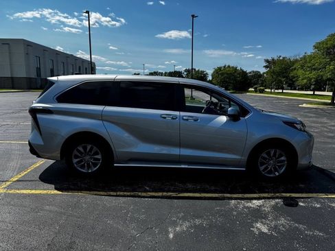 Used 2023 Toyota Sienna XLE AWD/4WD image 5