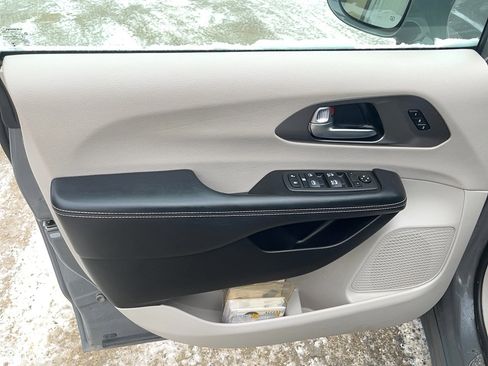 Certified 2022 Chrysler Pacifica Touring-L image 12