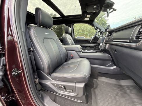 Used 2024 Ford Expedition Platinum image 11
