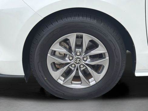 Used 2023 Toyota Sienna XLE FWD image 33