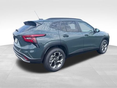Used 2025 Chevrolet Trax LT FWD image 6