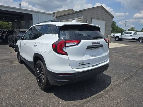 Used 2024 GMC Terrain SLE w/ Driver Convenience Package FWD image 3