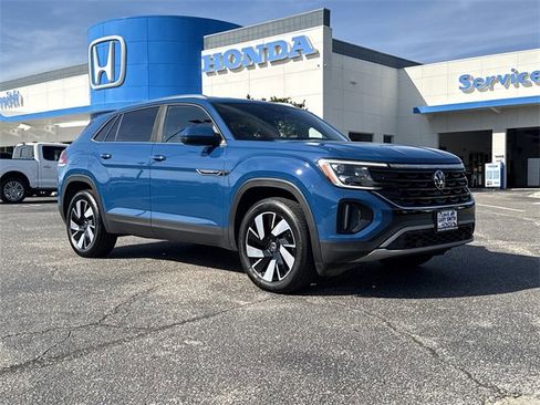 Used 2025 Volkswagen Atlas Cross Sport SE image 2