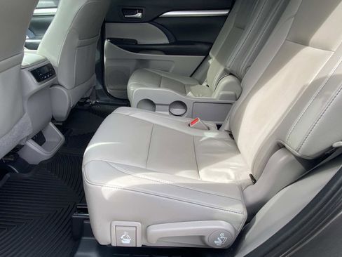 Used 2019 Toyota Highlander XLE image 11