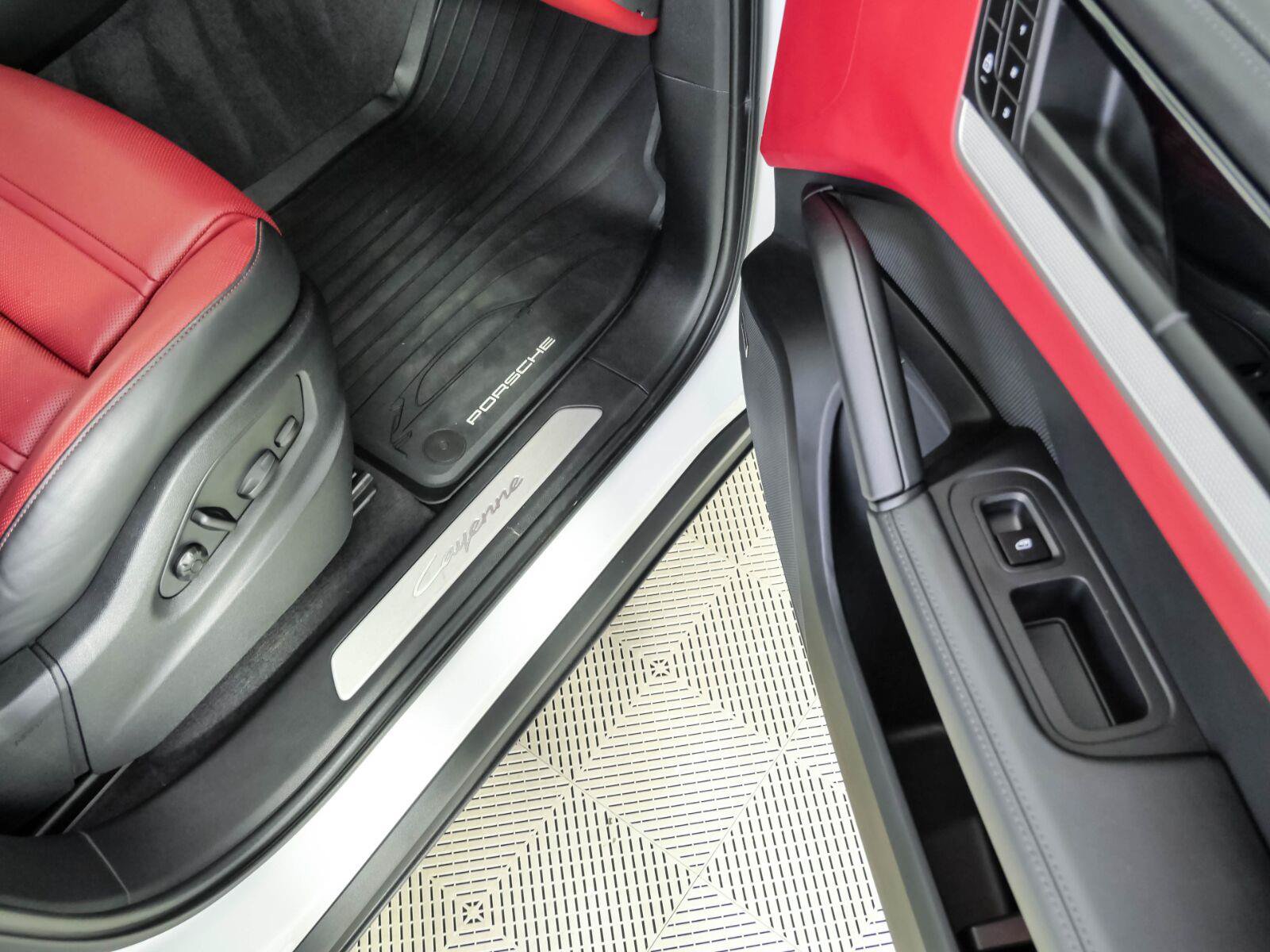 Used 2024 Porsche Cayenne Coupe AWD/4WD image 26