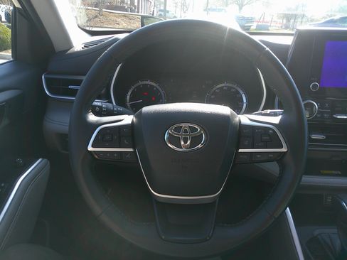 Used 2023 Toyota Highlander XLE image 19