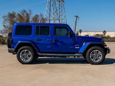 Used 2018 Jeep Wrangler Unlimited Sahara image 4
