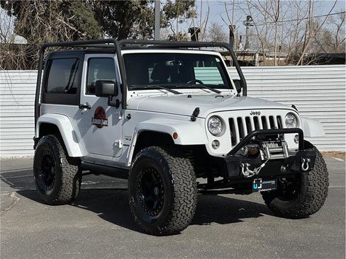 Used 2017 Jeep Wrangler Sahara w/ Connectivity Group AWD/4WD image 8