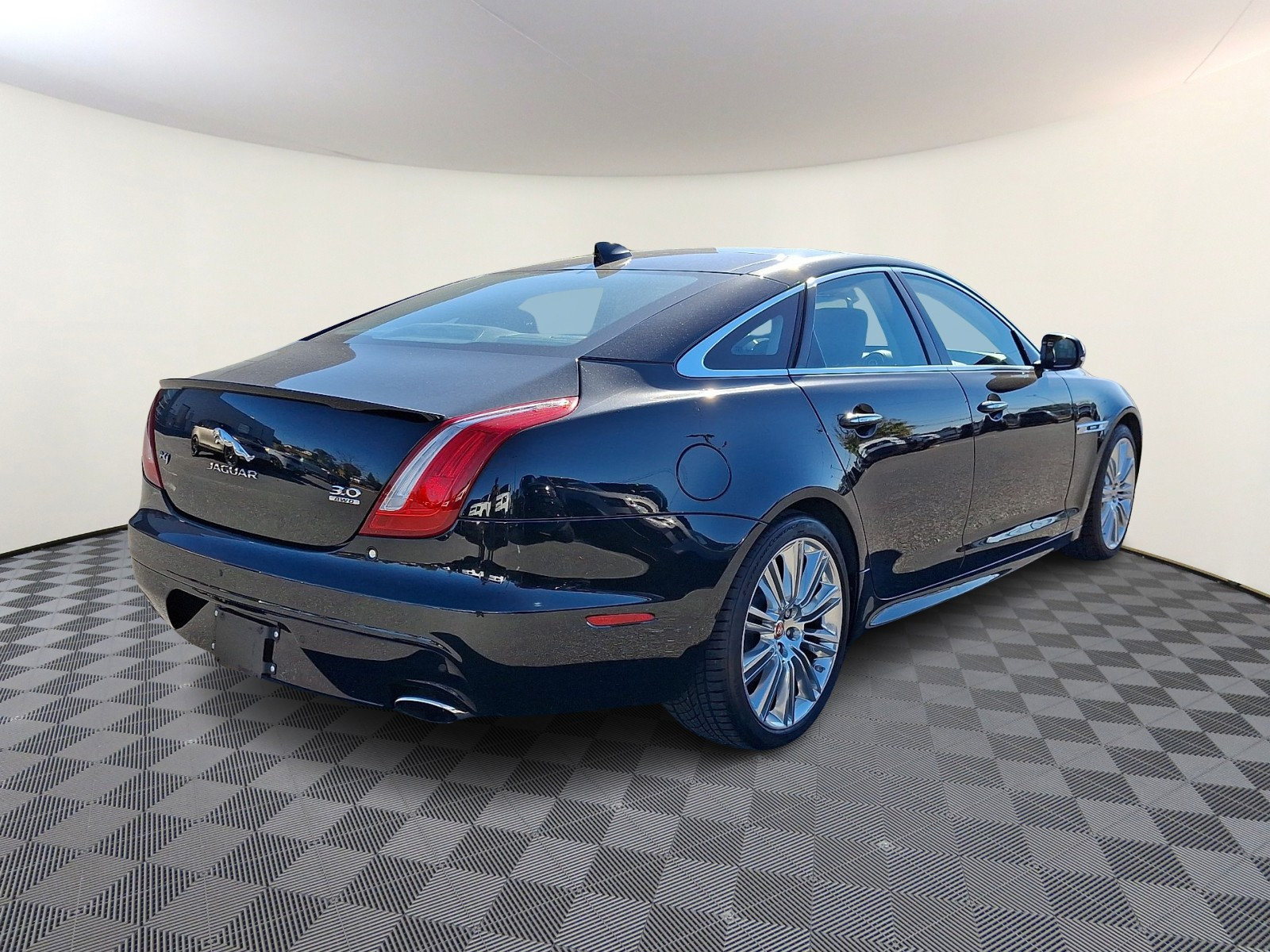 Used 2017 Jaguar XJ R-Sport AWD/4WD image 3