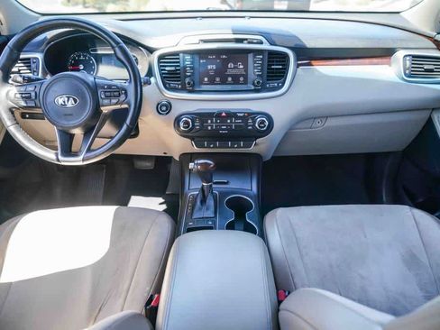 Used 2017 Kia Sorento FWD w/ LX Convenience Package image 5