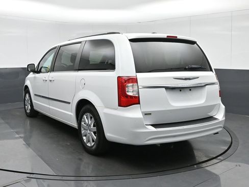 Used 2014 Chrysler Town & Country Touring image 5