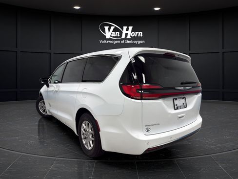 Used 2024 Chrysler Pacifica Touring-L FWD image 5