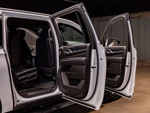 Used 2022 GMC Yukon XL Denali image 30