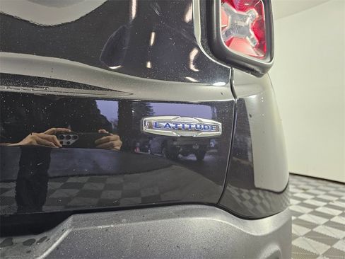 Used 2018 Jeep Renegade Latitude image 32