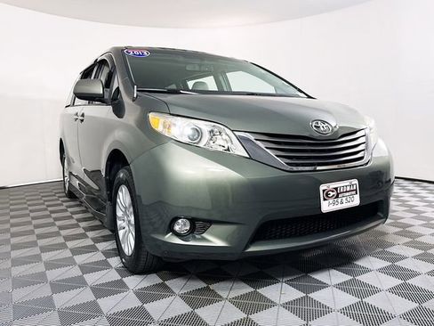 Used 2013 Toyota Sienna XLE image 1