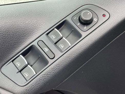 Used 2016 Volkswagen Tiguan SE image 15