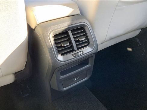 Certified 2025 Volkswagen Taos SE image 32