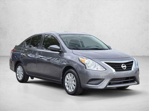 Used 2017 Nissan Versa SV image 3