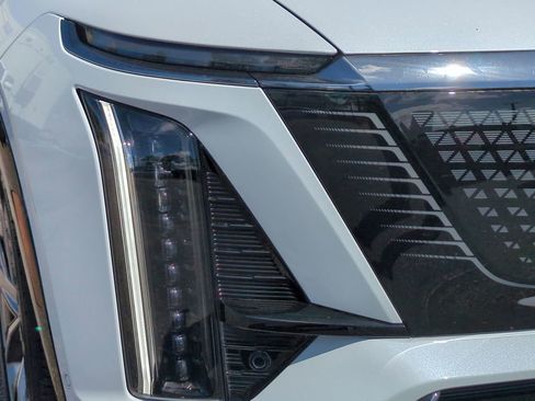 New 2026 Cadillac Vistiq Sport w/ LPO, Floor Liner Package AWD/4WD image 9