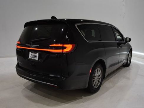 Used 2024 Chrysler Pacifica Touring-L FWD image 4