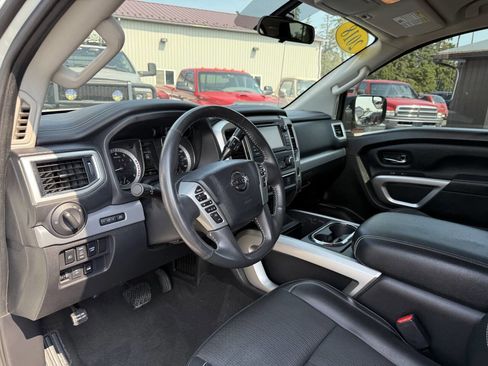 Used 2018 Nissan Titan PRO-4X image 11
