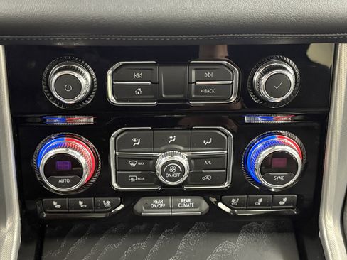 Used 2021 GMC Yukon XL Denali w/ Denali Premium Package image 19