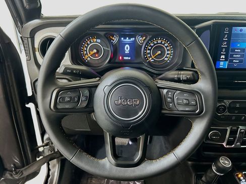 Used 2024 Jeep Gladiator Sport AWD/4WD image 9