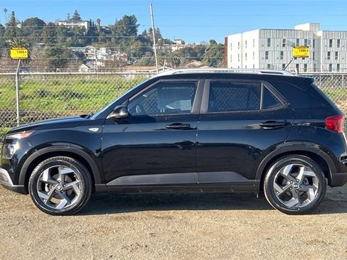Used 2023 Hyundai Venue SEL image 10