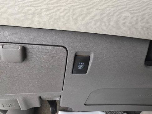 Used 2013 Toyota Sienna XLE FWD image 16