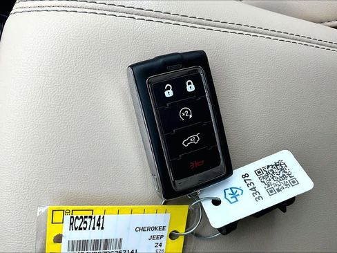 Used 2024 Jeep Grand Cherokee Limited 4xe AWD/4WD image 15