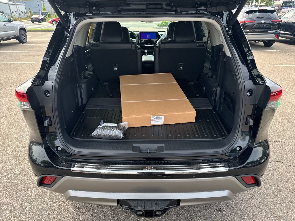 New 2026 Toyota Highlander Platinum AWD/4WD image 7