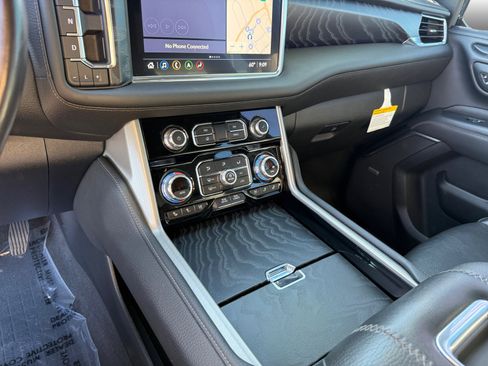 Used 2021 GMC Yukon Denali w/ Denali Premium Package image 13