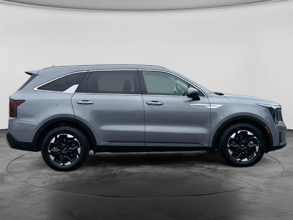 Used 2024 Kia Sorento S FWD image 9