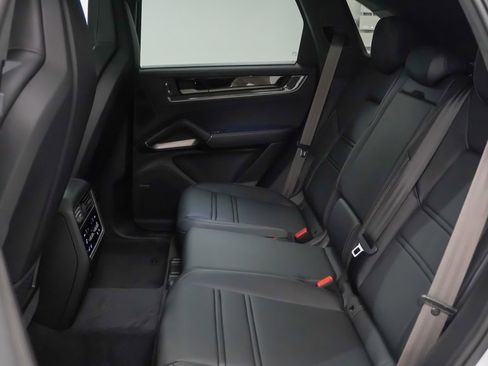 New 2025 Porsche Cayenne Turbo image 18