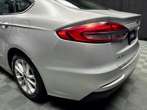 Used 2019 Ford Fusion SE FWD image 12