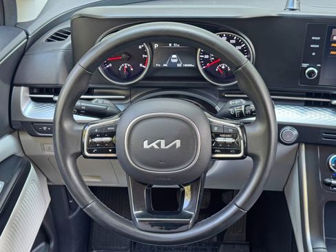 Used 2023 Kia Carnival LX FWD image 18