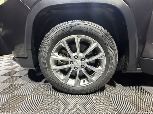 Used 2020 Jeep Cherokee Latitude Plus FWD image 26