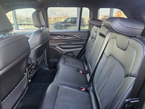 Used 2025 Jeep Grand Cherokee Altitude image 11